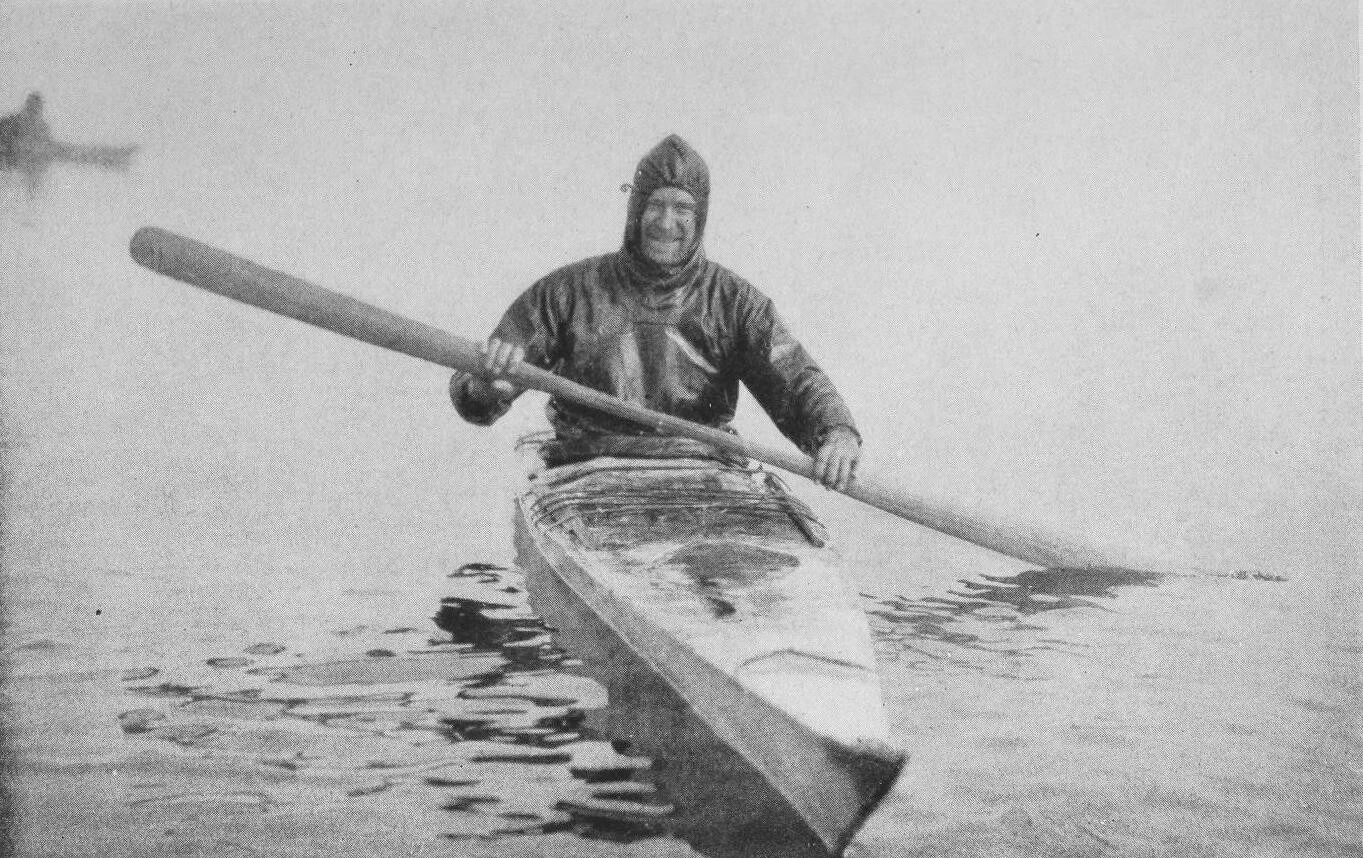 O Robert Peary κάνει καγιάκ. Φωτό: Wikimedia Commons