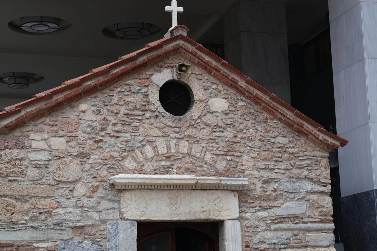 Αγία Δύναμη εκκλησία του 16ο αιώνα που βρίσκεται στην οδό Μητροπόλεως στην πρόσοψη γνωστού ξενοδοχείου