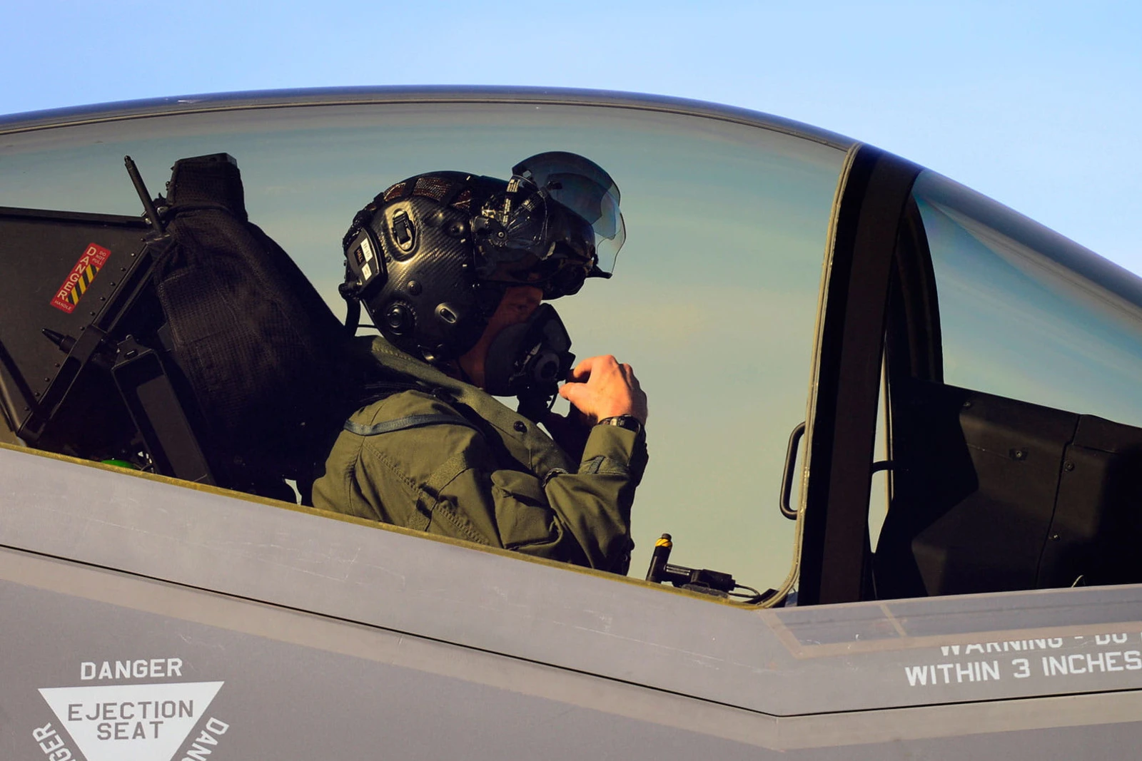 f-35-cockpit-cu-1920x1080px.jpg