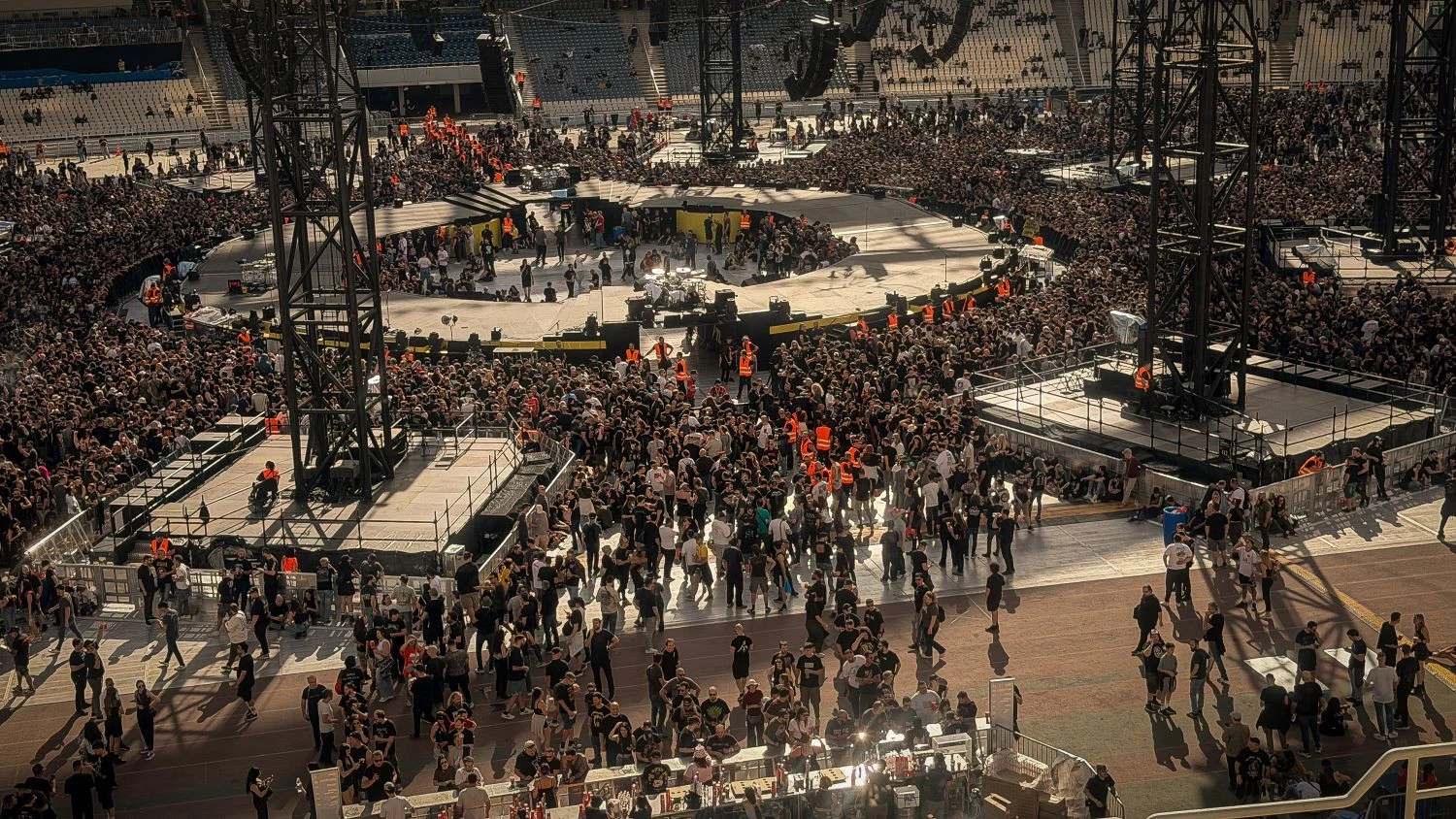          Πλήθος κόσμου βρίσκεται στο ΟΑΚΑ για τη μεγάλη συναυλία των Metallica/Φωτ. EUROKINISSI     