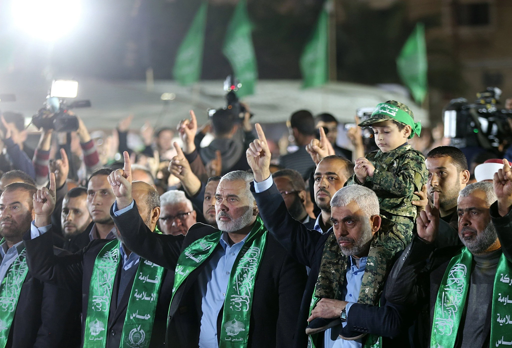 Ο Γιαχία Σινβάρ κράτα στους ώμους του, το παιδί του Μάζεν Φακάα, ηγετικού στελέχους των Ταξιαρχιών "Αλ Κασάμ", (στρατιωτική πτέρυγα της Χαμάς), που δολοφονήθηκε κοντά στο σπίτι του τον στην πόλη της Γάζας τον Μάρτιο του 2017 / EPA- MOHAMMED SABER Ο Γιαχία Σινβάρ κράτα στους ώμους του, το παιδί του Μάζεν Φακάα, ηγετικού στελέχους των Ταξιαρχιών "Αλ Κασάμ", (στρατιωτική πτέρυγα της Χαμάς), που δολοφονήθηκε κοντά στο σπίτι του τον στην πόλη της Γάζας τον Μάρτιο του 2017 / EPA- MOHAMMED SABER