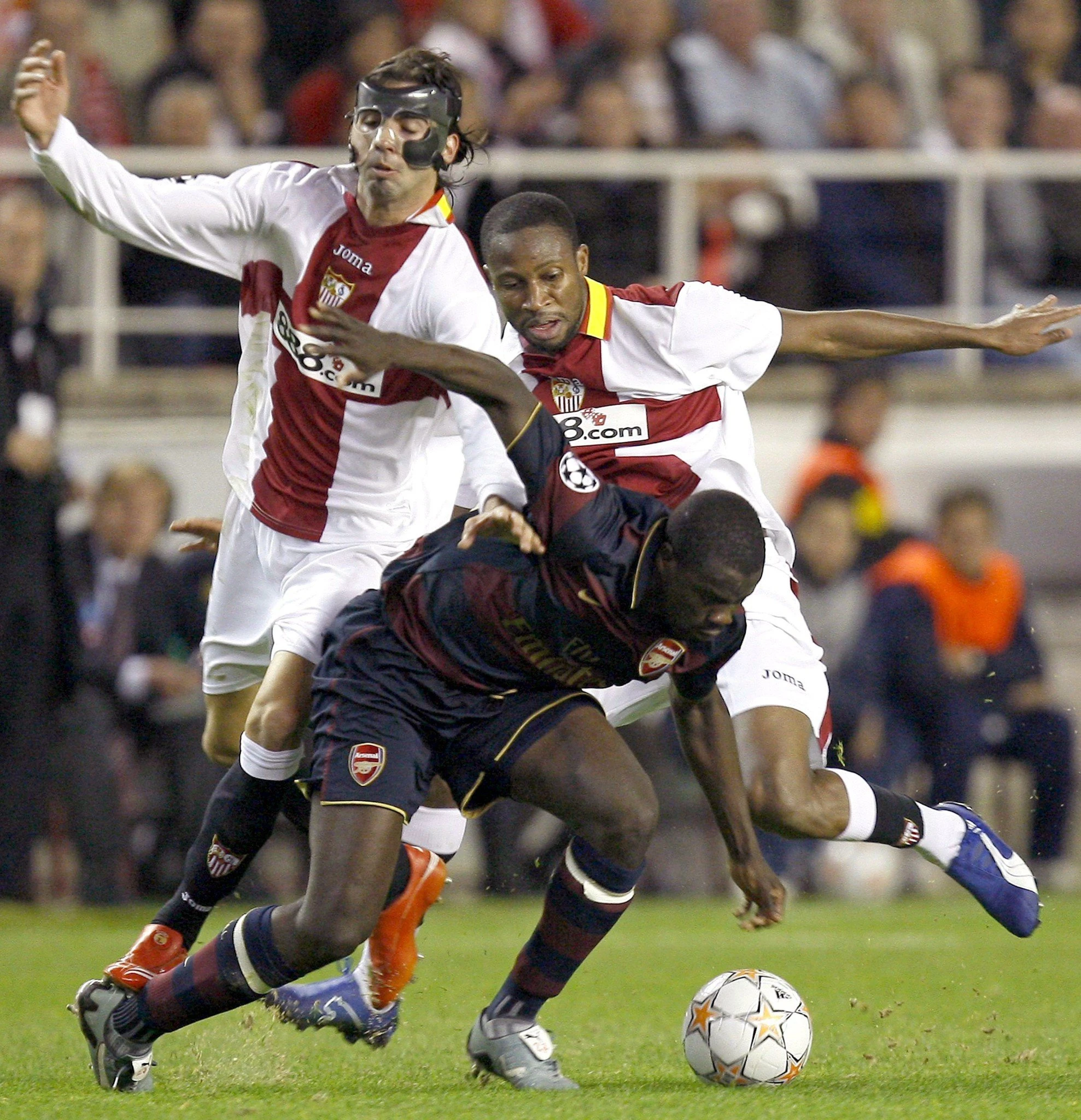 Ο Κρέσπο (με τη μάσκα) στον αγώνα Σεβίλλη - Άρσεναλ