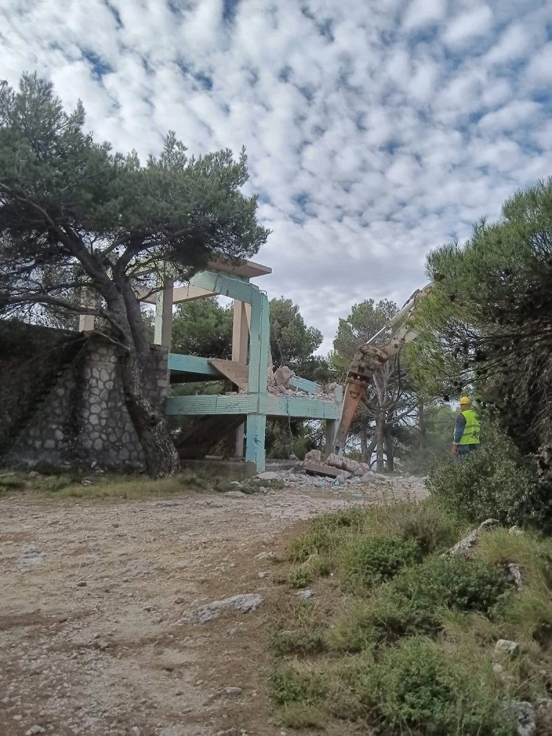 Ξεκίνησαν οι κατεδαφίσεις σε αυθαίρετα στην Αττική Ξεκίνησαν οι κατεδαφίσεις σε αυθαίρετα στην Αττική