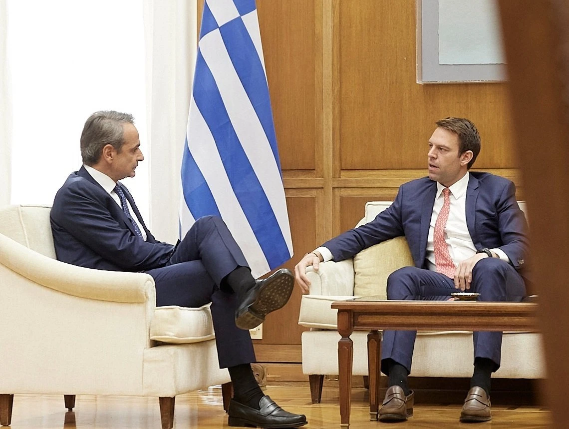 Στιγμιότυπο από τη συνάντηση Μητσοτάκη - Κασσελάκη στο γραφείο του πρωθυπουργού στη Βουλή