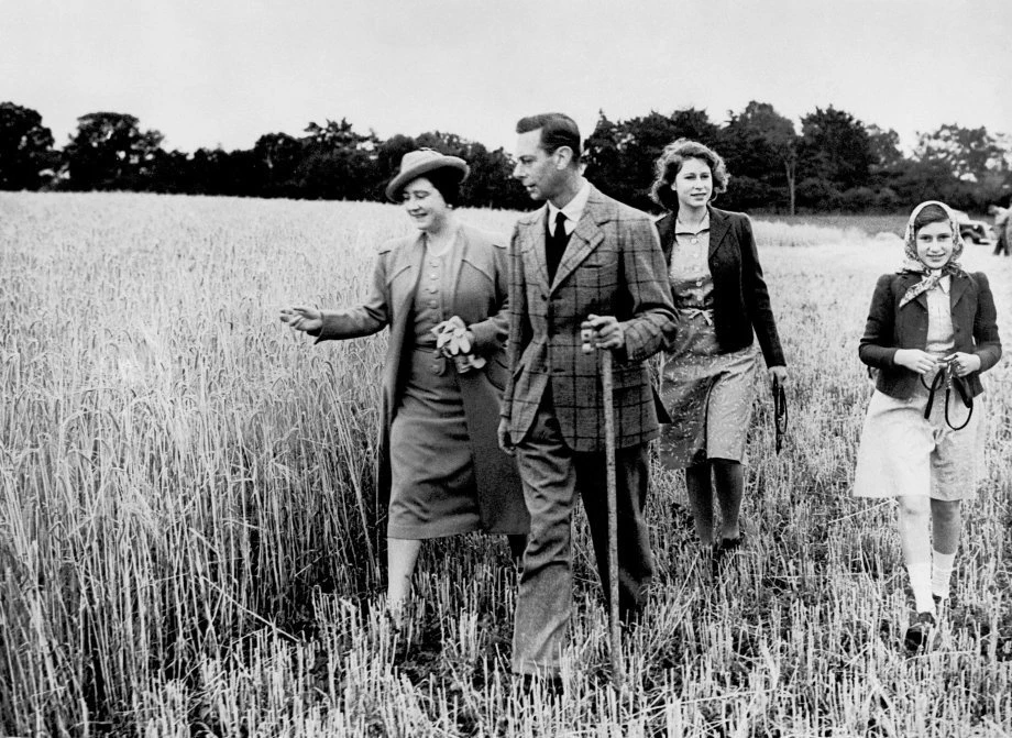 Ο βασιλιάς Γεώργιος και πίσω του η πριγκίπισσα τότε Ελισάβετ / Πηγή: Ιστοσελίδα της βασιλικής οικογένειας του Ηνωμένου Βασιλείου