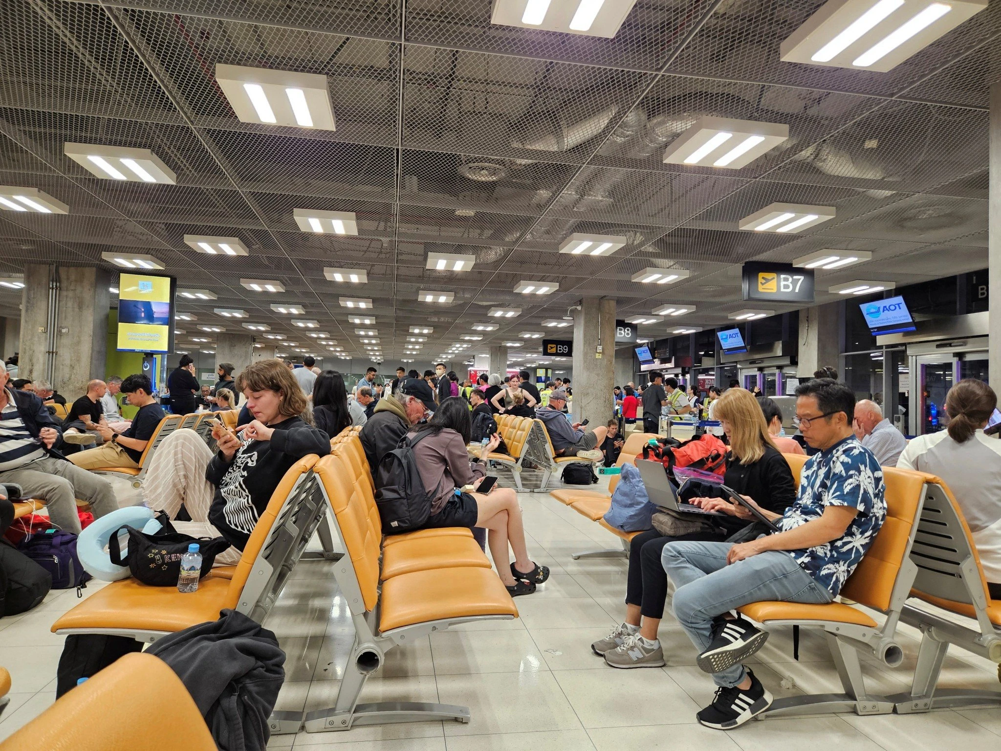 Επιβάτες της πτήσης της Singapore Airlines στο αεροδρόμιο της Μπανγκόνγκ / Reuters