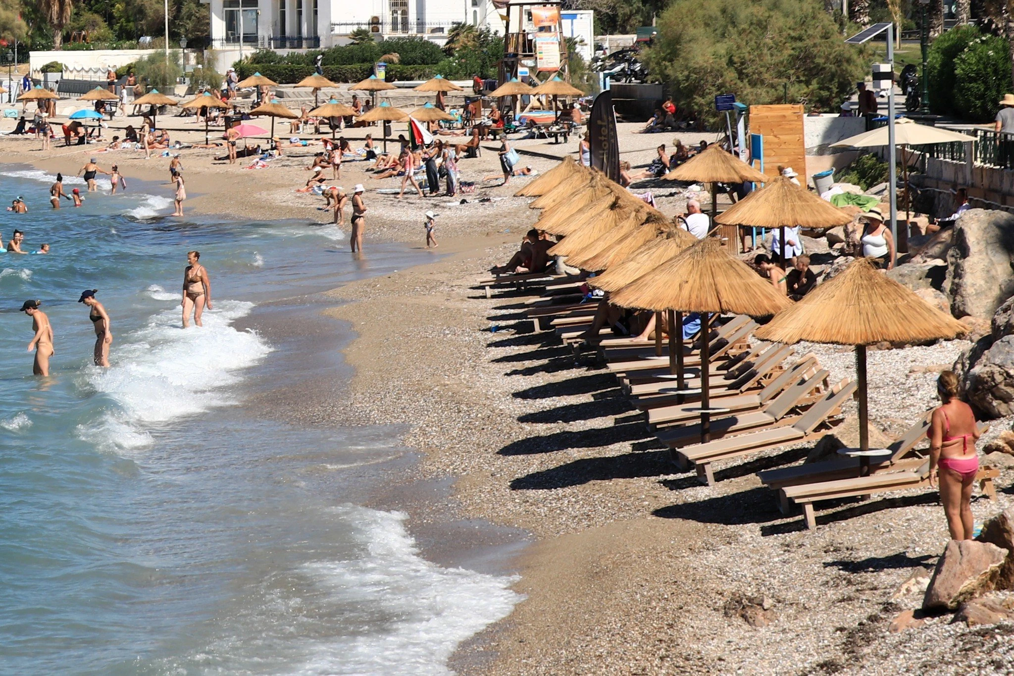 Ξαπλώστρες στην παραλία του Φλοίσβου / Eurokinissi Ξαπλώστρες στην παραλία του Φλοίσβου / Eurokinissi