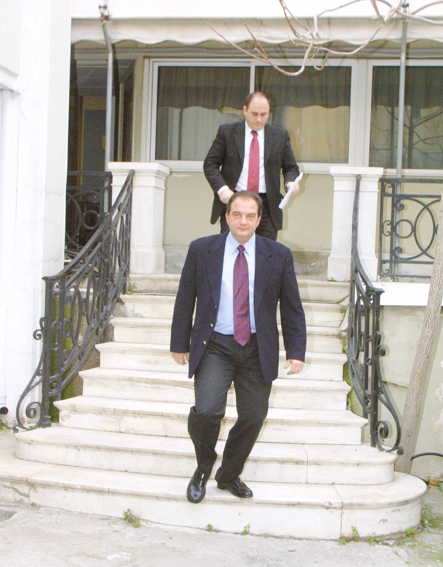 13 Ιανουαρίου 2001. Ο Κώστας Καραμανλής κατευθύνεται στην αίθουσα του Κήπου για τη συνεδρίαση της Κ.Ε. της ΝΔ / Eurokinissi 13 Ιανουαρίου 2001. Ο Κώστας Καραμανλής κατευθύνεται στην αίθουσα του Κήπου για τη συνεδρίαση της Κ.Ε. της ΝΔ / Eurokinissi