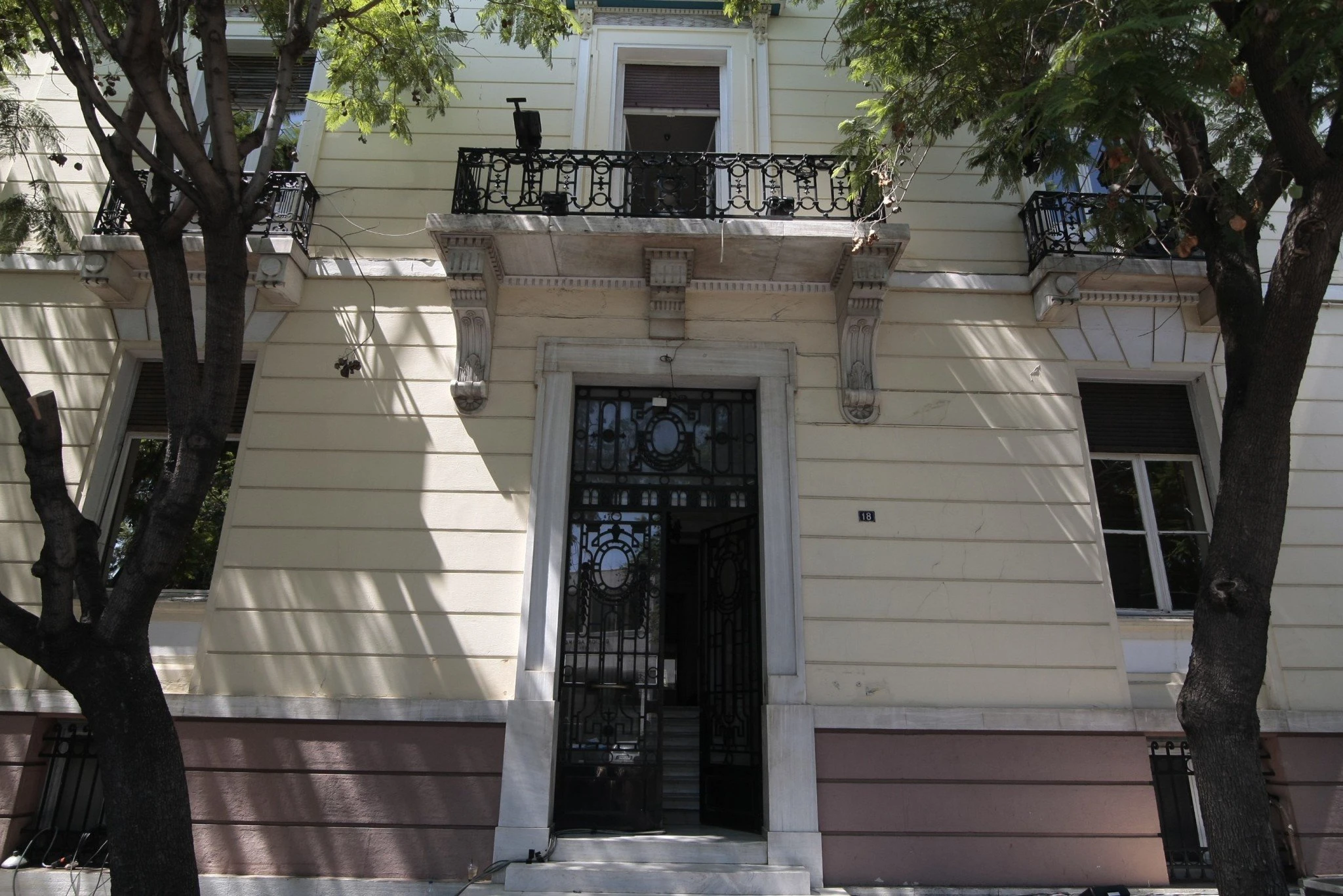 To κτίριο της Ρηγίλλης «νεκρό» - Δεξιά το παράθυρο από την μικρή αίθουσα των πολιτικών συντακτών που λειτουργούσε ως χώρος πολύωρων ζυμώσεων και αναλύσεων / Eurokinissi To κτίριο της Ρηγίλλης «νεκρό» - Δεξιά το παράθυρο από την μικρή αίθουσα των πολιτικών συντακτών που λειτουργούσε ως χώρος πολύωρων ζυμώσεων και αναλύσεων / Eurokinissi