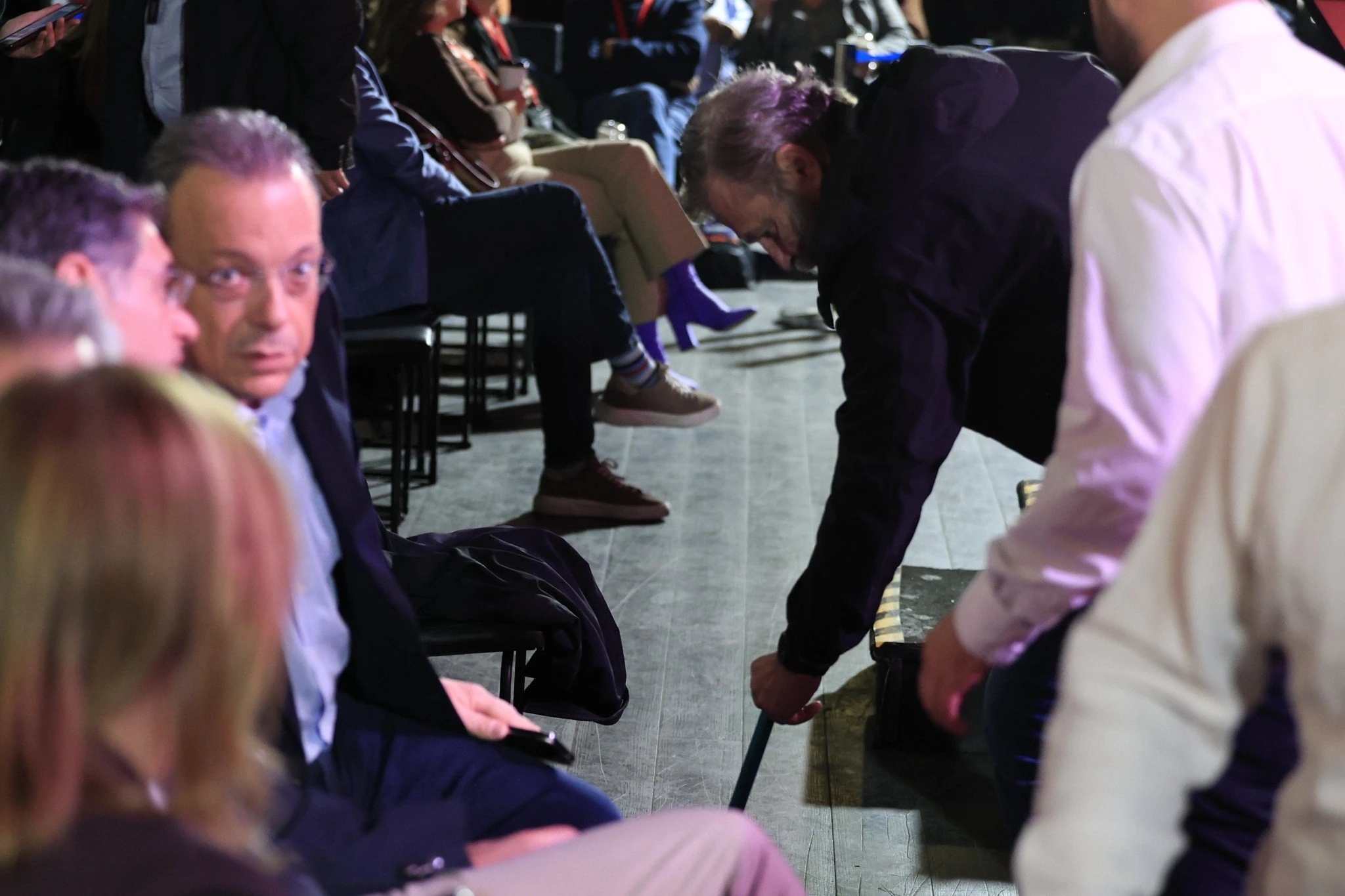 Ο Απόστολος Γκλέτσος ζήτησε σκούπα και άρχισε να καθαρίζει τον χώρο του συνεδρίου / Eurokinissi