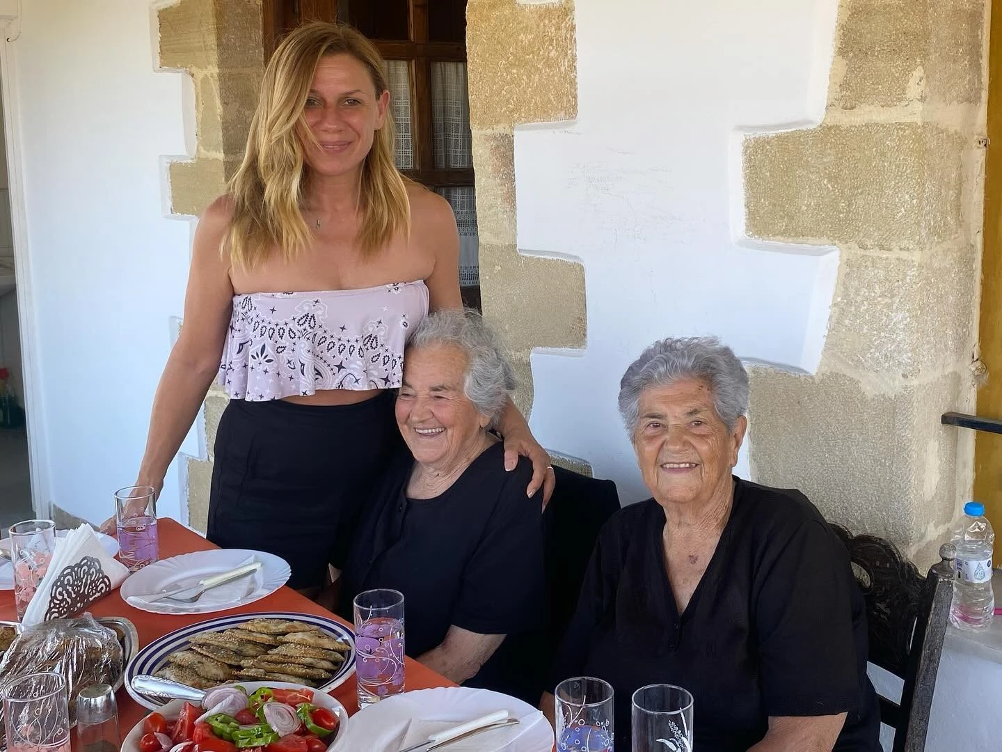 φωτογραφία Instagram / Η Κατερίνα Καραβάτου με τις θείες της Ελένη και Μαρίκα στο πρόσφατο ταξίδι της στην Κρήτη φωτογραφία Instagram / Η Κατερίνα Καραβάτου με τις θείες της Ελένη και Μαρίκα στο πρόσφατο ταξίδι της στην Κρήτη