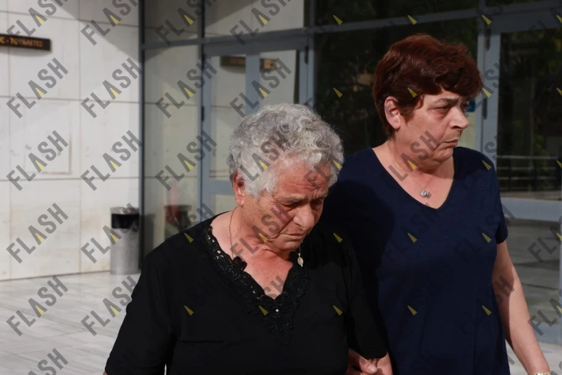 Η μητέρα και η αδελφή του Γιώργου Καραϊβάζ προσέρχονται στο δικαστήριο/Γιάννης Κέμμος/flash.gr