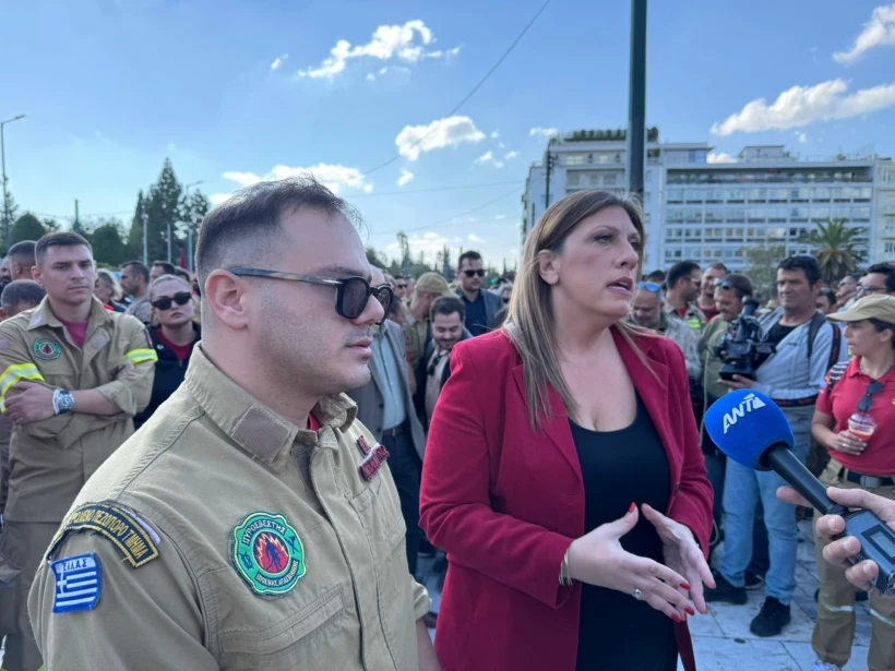 Η Ζωή Κωνσταντοπούλου στη συγκέντρωση διαμαρτυρίας των εποχικών πυροσβεστών, στο Σύνταγμα/flash.gr/Γιάννης Κέμμος