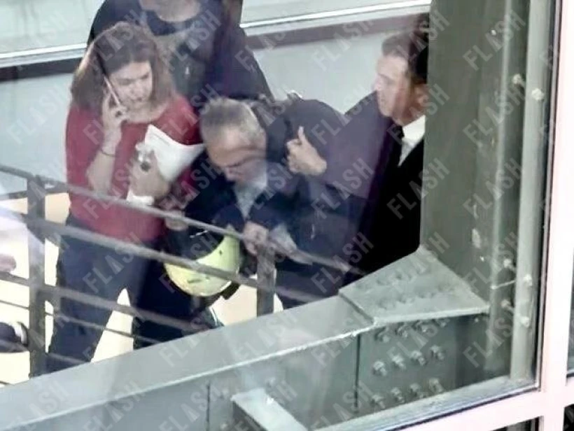 Η στιγμή που άνδρες της ασφάλειας της Εθνικής Πινακοθήκης απομακρύνουν τον βουλευτή/Flash.gr/Γιάννης Κέμμος