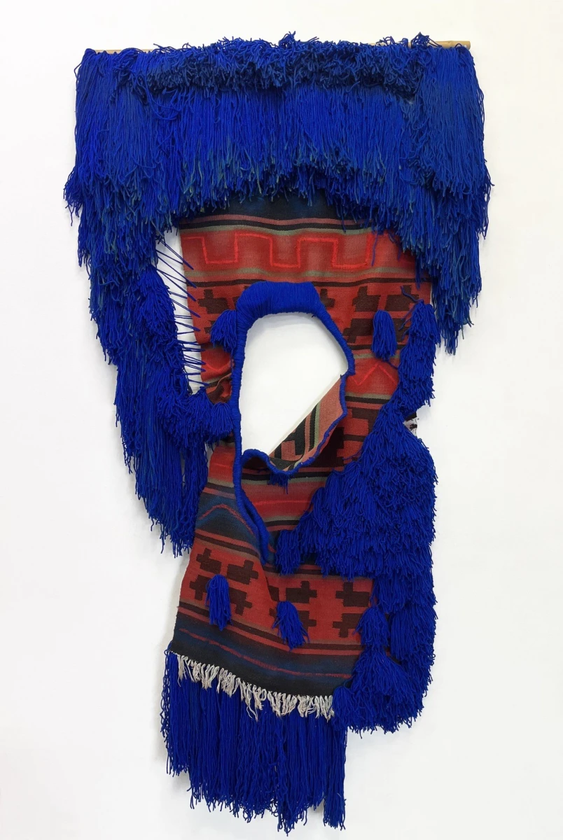 Μάρω Φασουλή, Άτιτλο, 2023, νήμα, υφαντό, σπρέι, παστέλ, 220 x 150 cm, Παραχώρηση της καλλιτέχνιδας και της CITRONNE Gallery