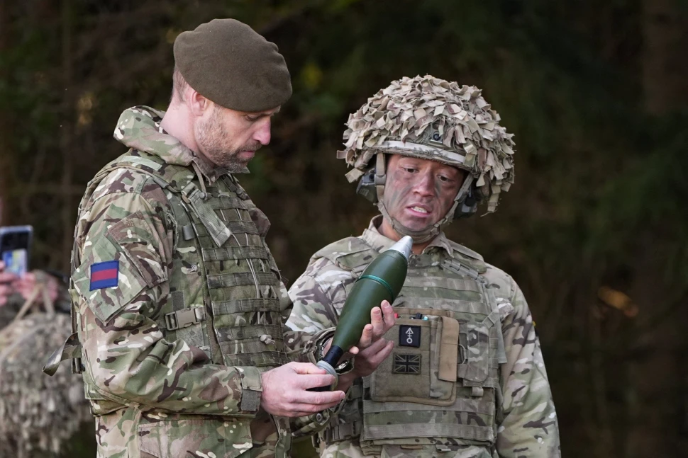          Ο πρίγκιπας Ουίλιαμ επισκέφθηκε μονάδα του στρατού / Reuters     