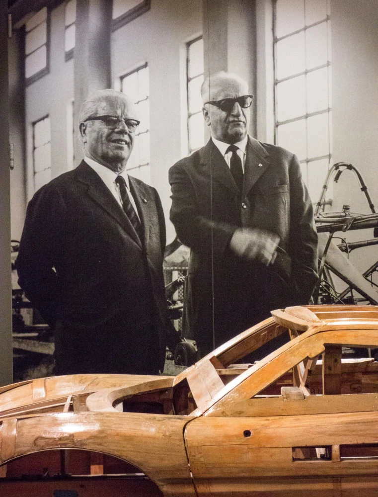 Φωτογραφία αρχείου Wikimedia commons ο Enzo Ferrari (δεξιά) με τον Battista Farina (αριστερα)