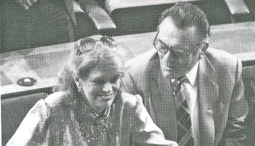 Ο Βαγγέλης Πεντάρης με τη Μελίνα Μερκούρη στα έδρανα της Βουλής