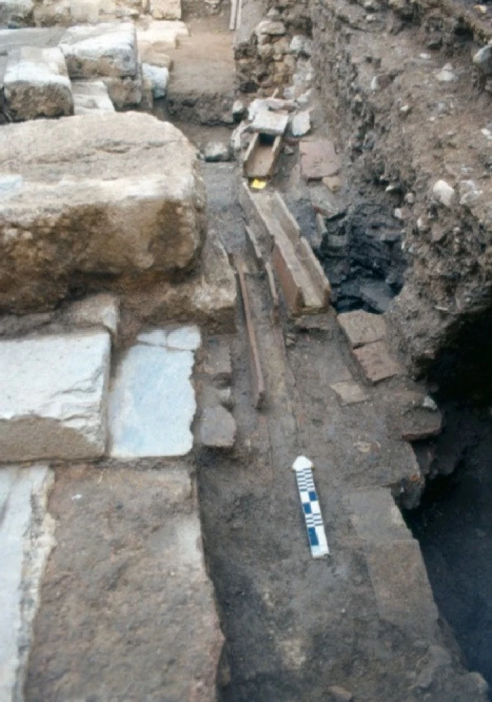 Το ανάλημμα της αρχαίας οδού Τριπόδων στον αύλειο χώρο. Διακρίνονται υστερορωμαϊκοί-παλαιοχριστιανικοί αγωγοί/Υπουργείο Πολιτισμού