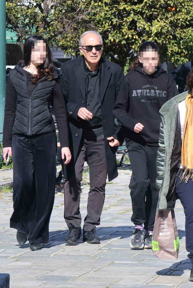Ο Γιάννης Νταλιάνης με τις κόρες του / φωτογραφία NDP