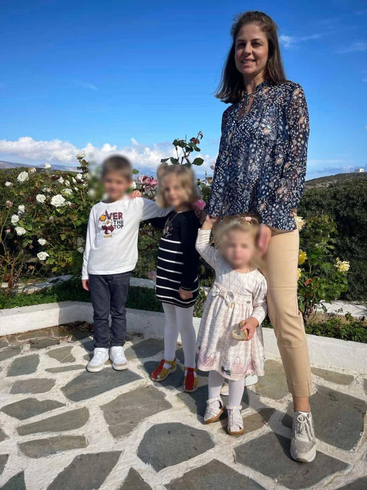 Η Ιωάννα με τα τρία παιδιά της (ΑΠΕ-ΜΠΕ)