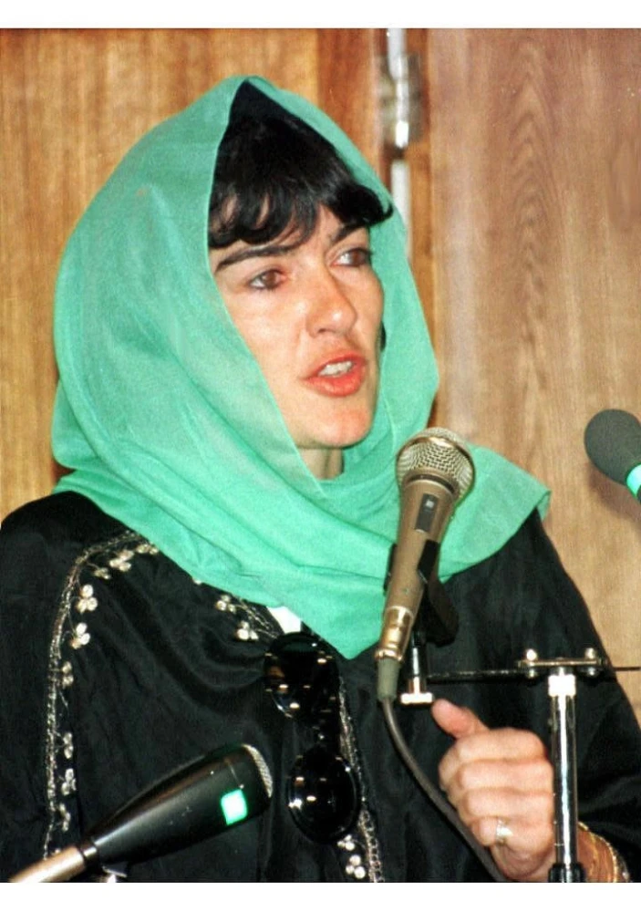 Christiane Amanpour, wearing the Islamic head covering and black robe in Tehran, 1997 / ΑΠΕ-ΜΠΕ
