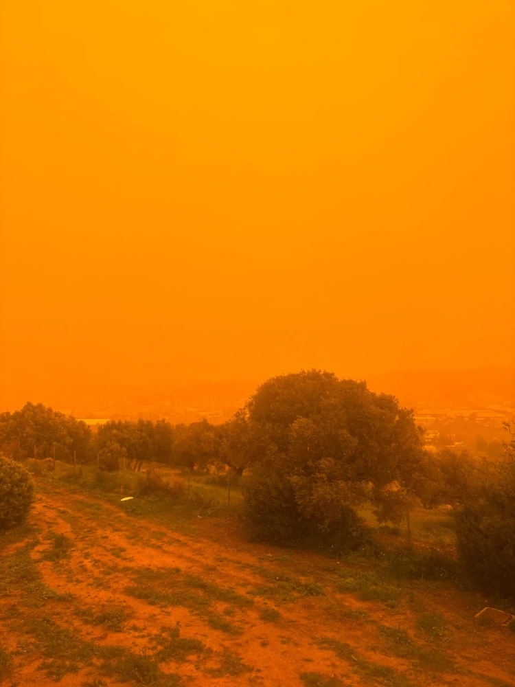 Απόκοσμες εικόνες από την αφρικανική σκόνη στο Ηράκλειο Κρήτης/Flash.gr