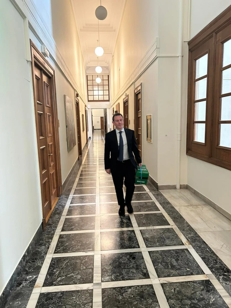 O Παναγιώτης Δουδωνης, βουλευτής ΠΑΣΟΚ, εκπρόσωπος του κόμματος στην επιτροπή Δεοντολογίας. Παραλαμβάνει το φάκελο/Flash.gr