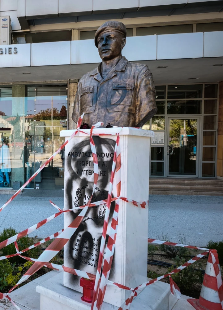 Βανδαλισμός της προτομής του αστυνομικού Βασίλη Λυγγερίδη στη Θεσσαλονίκη / Φωτ.: Eurokinissi