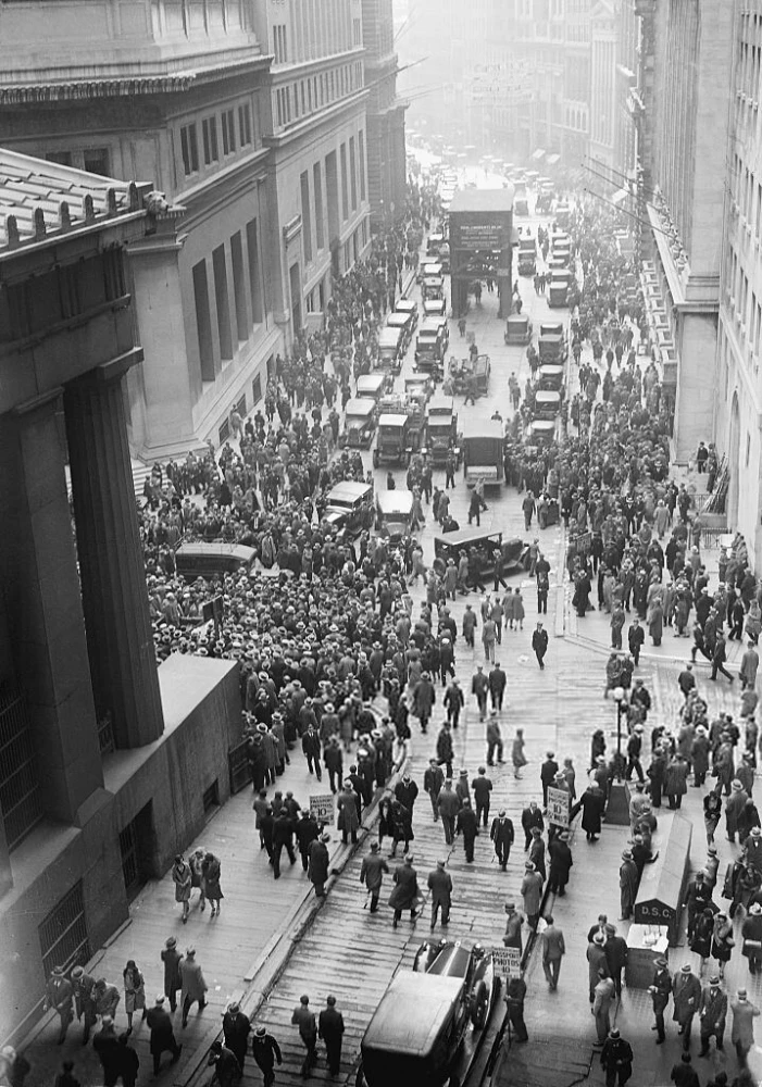 Πλήθος κόσμου έξω από τη Wall Street κατά τη διάρκεια του Μεγάλου Κραχ το 1929 / Φωτ.: Wikipedia