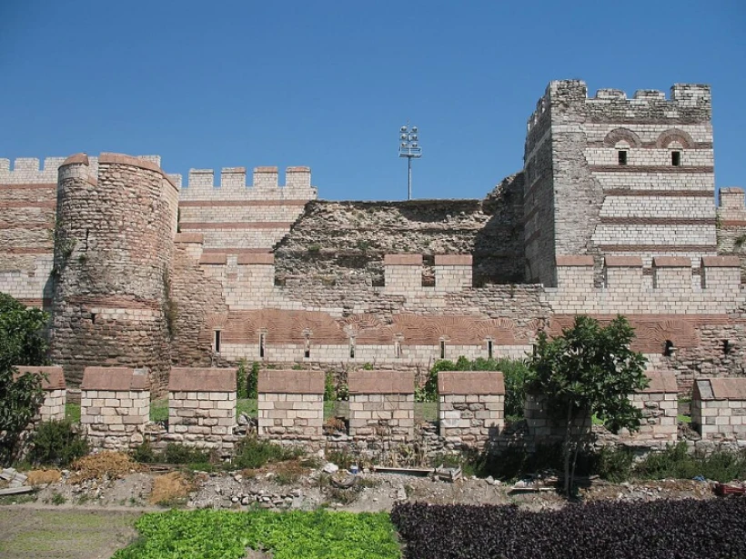          wikimedia commons -&nbsp;Θεοδοσιανά τείχη στην Κωνσταντινούπολη     