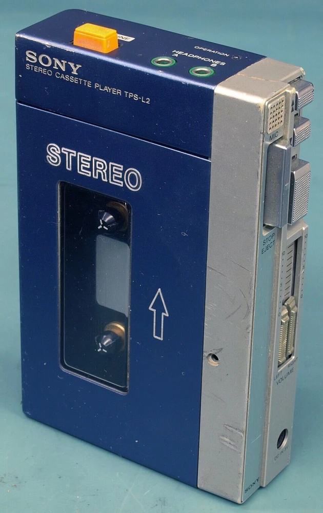 wikipedia -&nbsp;Το Sony TPS-L2, το πρώτο Walkman, που κυκλοφόρησε στην Ιαπωνία το 1979.