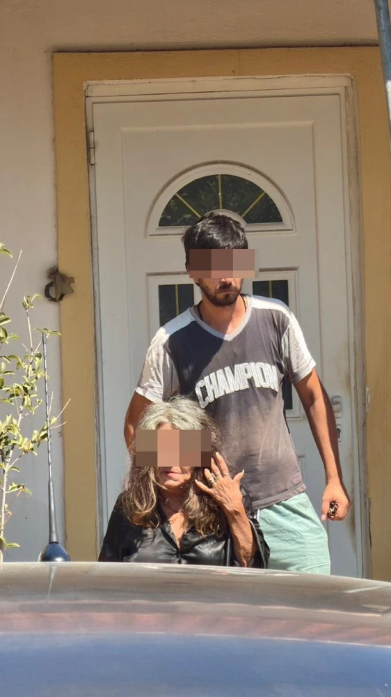 Η κόρη και ο εγγονός της ηλικιωμένης που βρέθηκε νεκρή στον Μαραθώνα / Φωτ.: Ευγενία Γιαννακέλου , Flash.gr