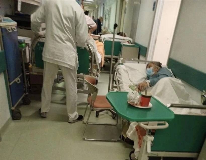 Εικόνες με ράντζα στους διαδρόμους από το Αττικόν/ΠΟΕΔΗΝ Εικόνες με ράντζα στους διαδρόμους από το Αττικόν/ΠΟΕΔΗΝ