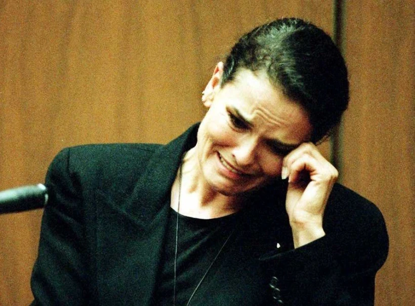 Η Ντένις Μπράουν «ξεσπά» σε λυγμούς εν ώρα της κατάθεσής της/ΑΠΕ-ΜΠΕ