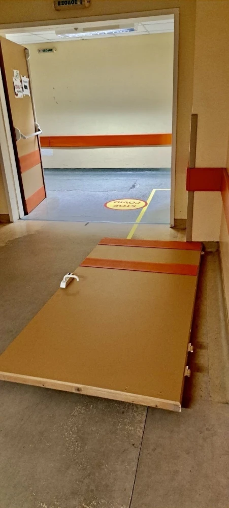 Η... πεσμένη πόρτα στο Πανεπιστημιακό Νοσοκομείο Λάρισας/ΠΟΕΔΗΝ