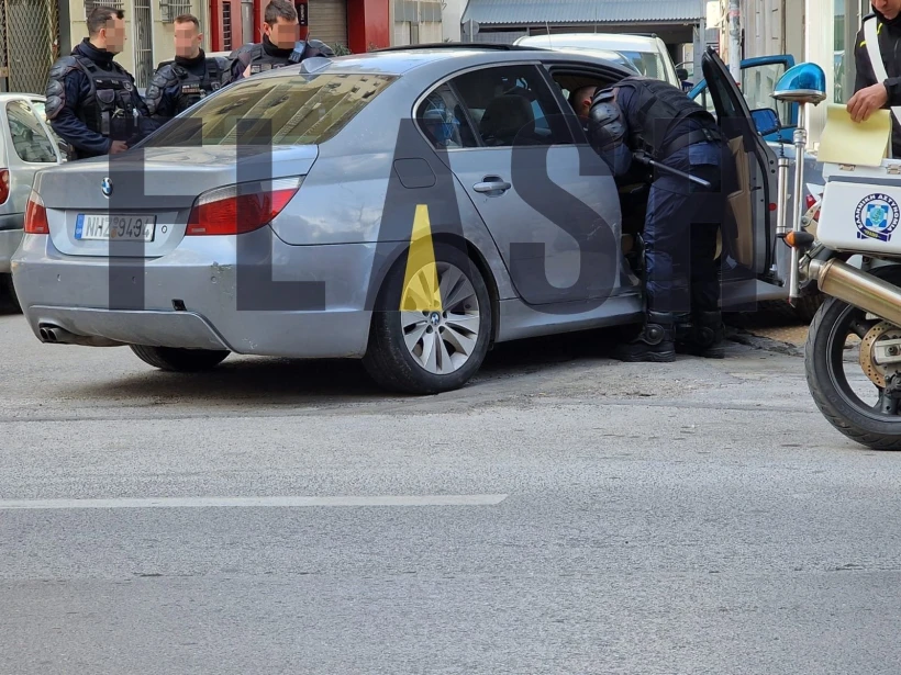το όχημα των αλλοδαπών στο οποίο βρέθηκε το όπλο το όχημα των αλλοδαπών στο οποίο βρέθηκε το όπλο
