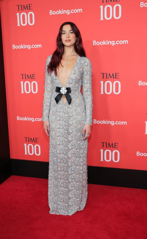 Η Dua Lipa σαγήνευσε τα πλήθη στο κόκκινο χαλί / Reuters