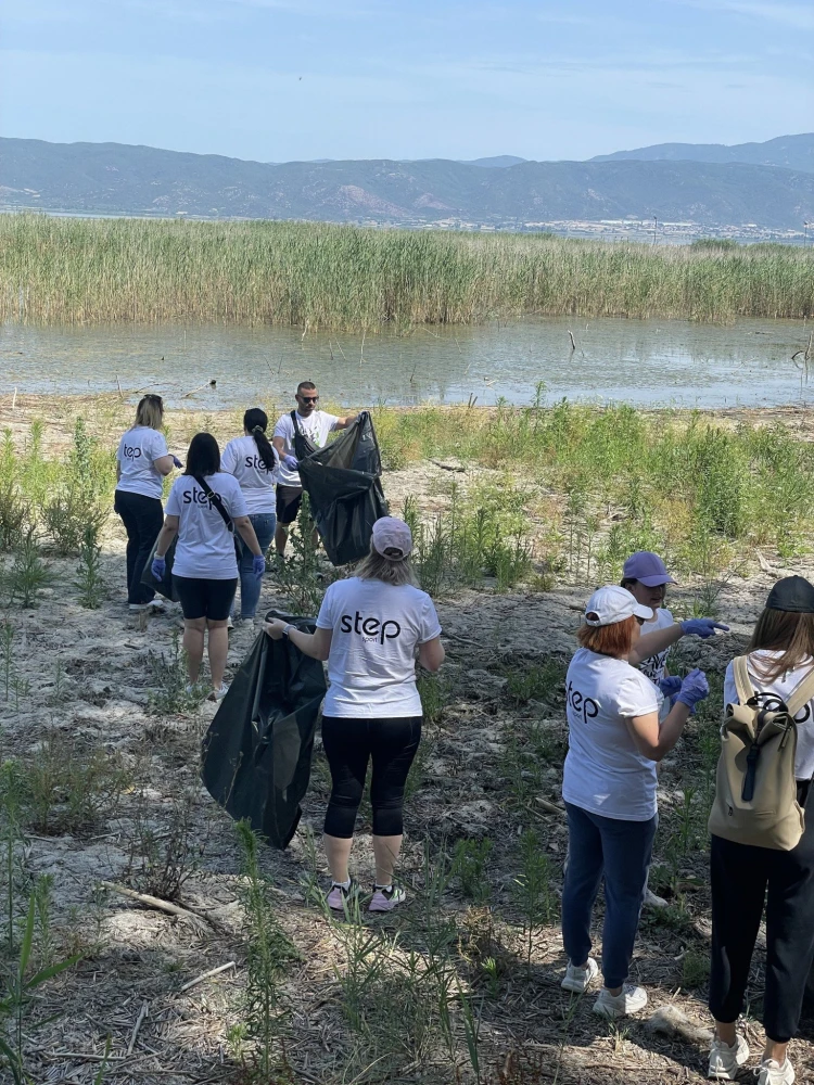 Καθαρισμός της Λίμνης Δοϊράνης από στελέχη της εταιρείας Step Sport / Δήμος Κιλκίς Καθαρισμός της Λίμνης Δοϊράνης από στελέχη της εταιρείας Step Sport / Δήμος Κιλκίς