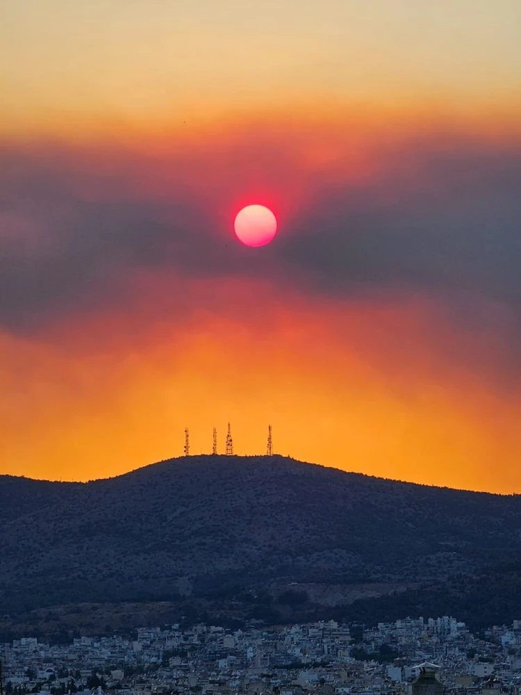 Οι καπνοί από την Εύβοια ορατοί και στην Αττική / Φωτό: Γιάννης Κέμμος Οι καπνοί από την Εύβοια ορατοί και στην Αττική / Φωτό: Γιάννης Κέμμος