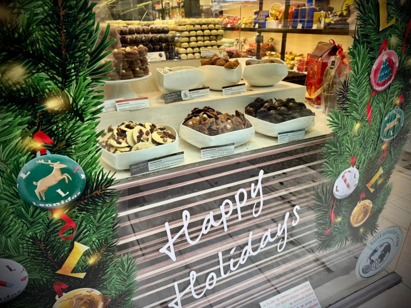 Γιάννης Κέμμος:Οι βιτρίνες όμορφα στολισμένες με λαχταριστά παραδοσιακά και όχι μόνο γλυκά