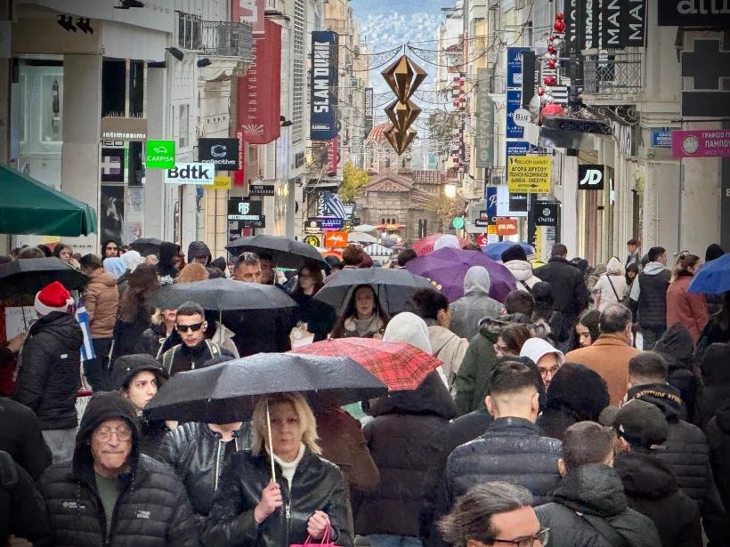 Γιάννης Κέμμος: Χαμένοι στο πλήθος όλοι αναζητούν τη χαρά των γιορτών