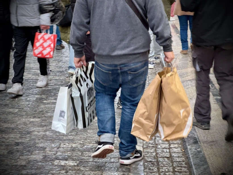 Γιάννης Κέμμος: Όλοι πάντως φεύγουμε με σακούλες στα χέρια τους... Εμείς ευχόμαστε σε όλους να χαρούν τα ψώνια τους!