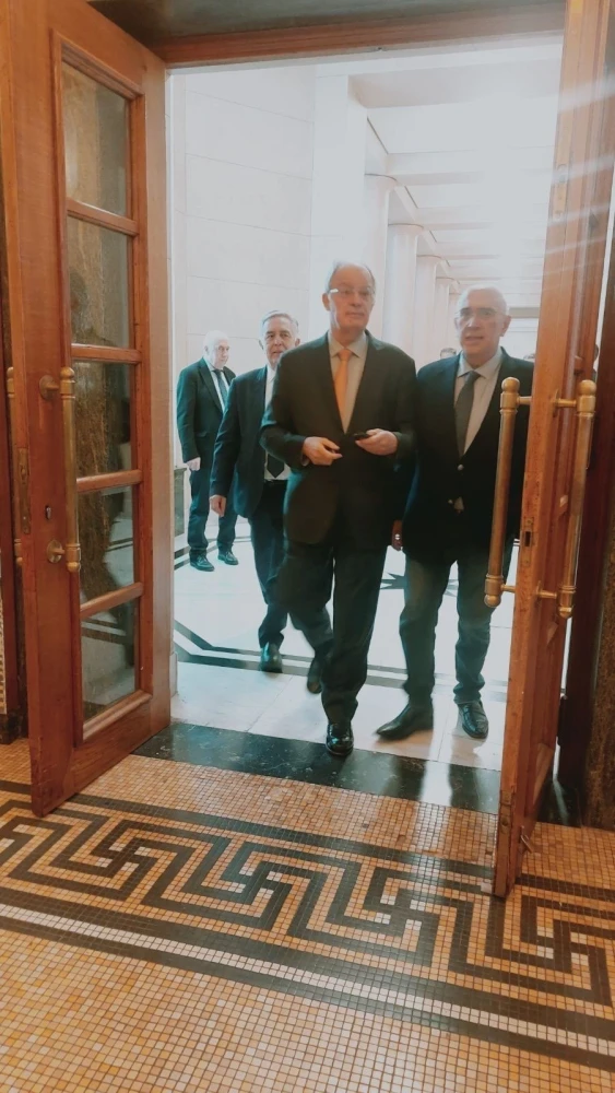 Ο Κώστας Τασούλας εξερχόμενος από την Ολομέλεια, μόλις έχει παραιτηθεί από βουλευτής ΝΔ και πρόεδρος της Βουλής