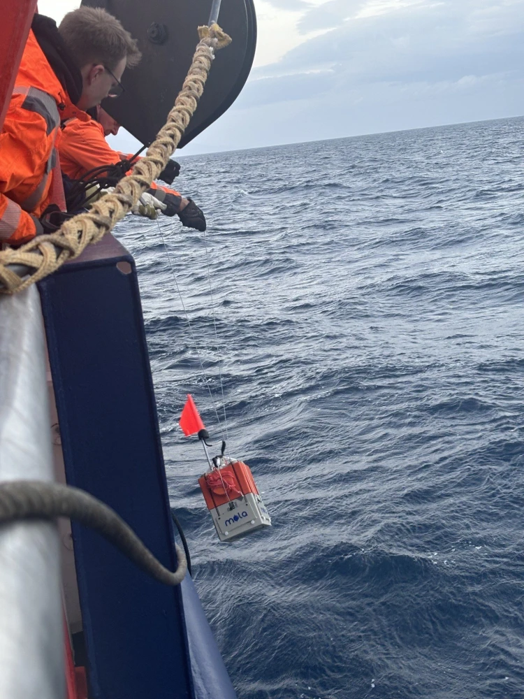 Εικόνα από την προηγούμενη εγκατάσταση υποθαλάσσιων σεισμογράφων. Φωτό: ΑΠΕ-ΜΠΕ