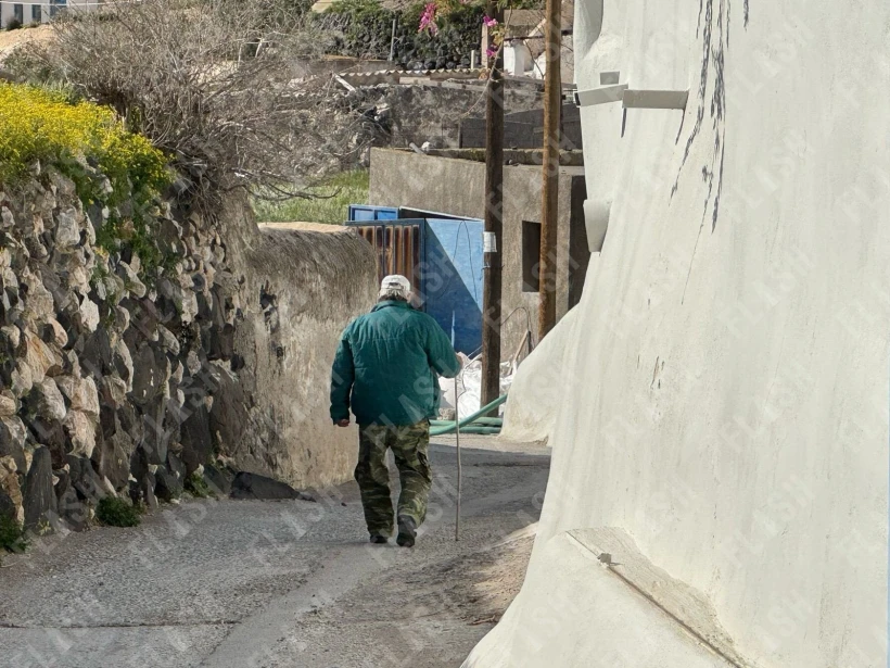 Ο κύριος Μανώλης στα σοκάκια του παλιού Εμπορείου Σαντορίνης/ Φωτ: Γιάννης Κέμμος - flash.gr Ο κύριος Μανώλης στα σοκάκια του παλιού Εμπορείου Σαντορίνης/ Φωτ: Γιάννης Κέμμος - flash.gr