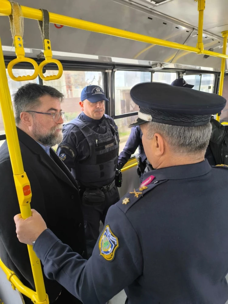 bus-police-bFe4K.jpg bus-police-bFe4K.jpg
