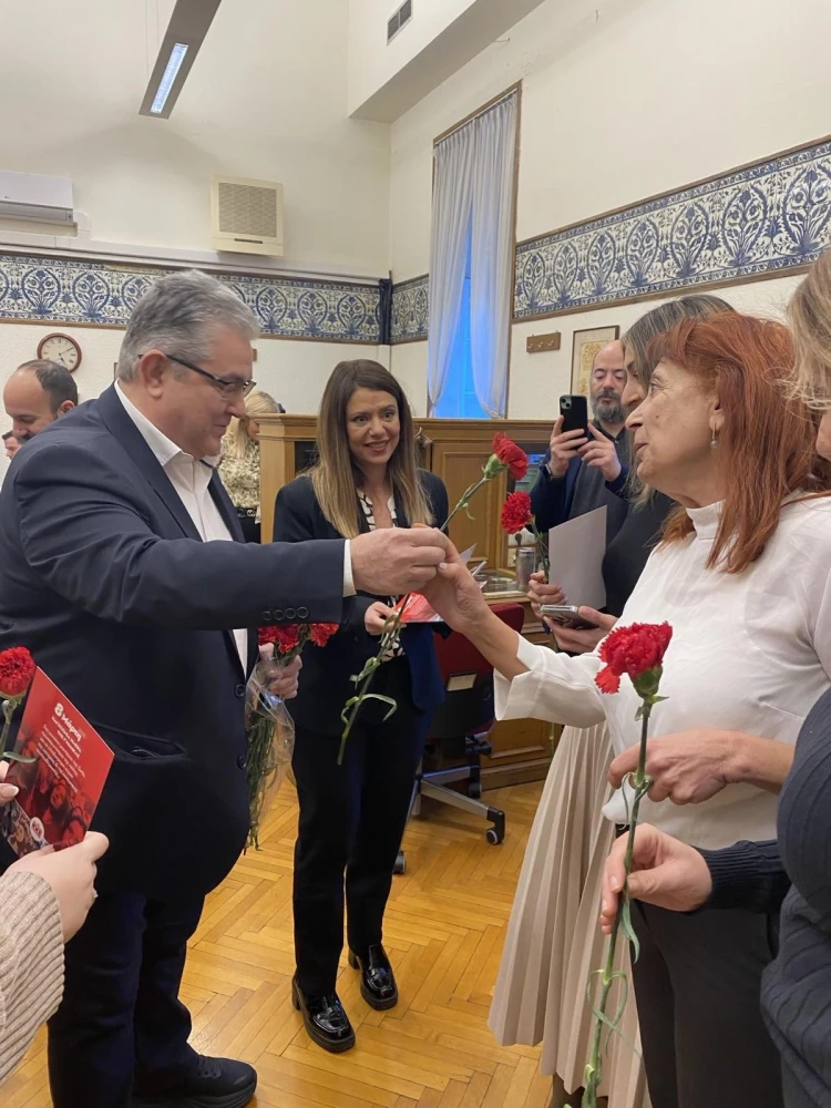 Ο Δημήτρης Κουτσούμπας στην αίθουσα των δημοσιογράφων στη Βουλή