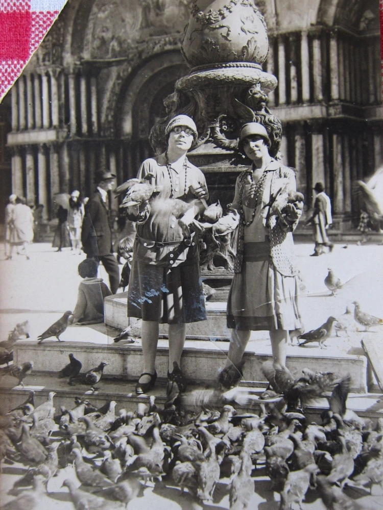 Η Βικτωρία Μαργαριτοπούλου με τις αδελφές της (ΑΠΕ-ΜΠΕ)