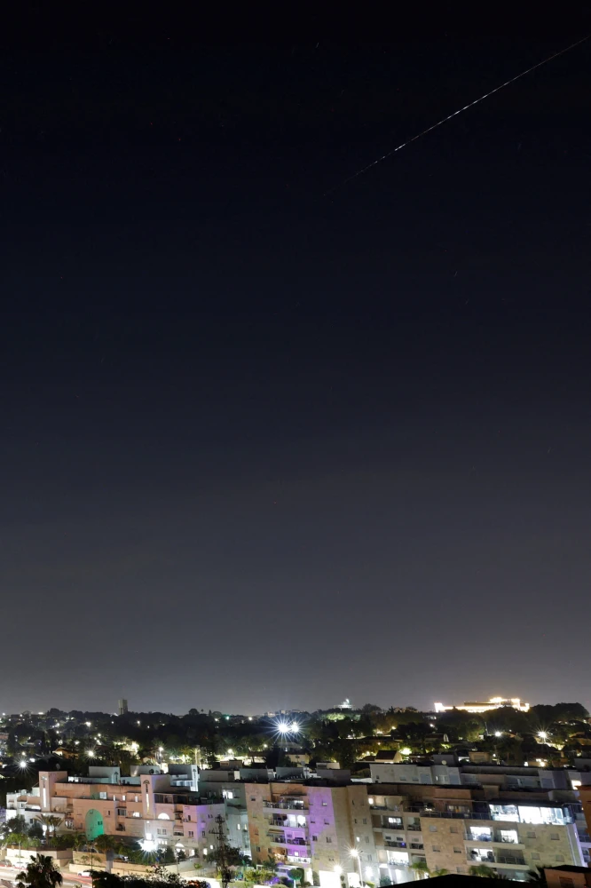 Τμήματα βλήματος έπεσαν μετά από αναχαίτιση του ισραηλινού συστήματος αεράμυνας (REUTERS/Amir Cohen)